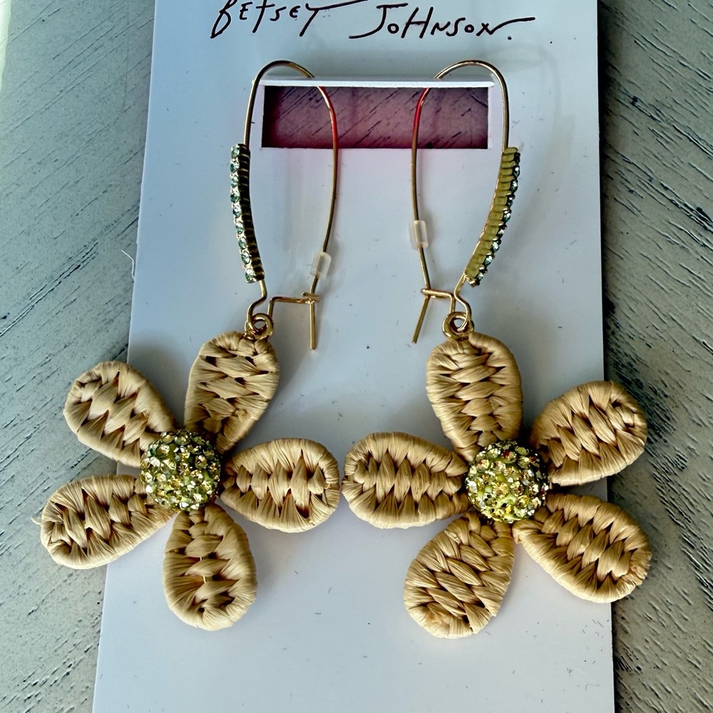 New Betsey Johnson Spring Chick Raffia Daisy Dangle Earrings - Picture 6 of 7